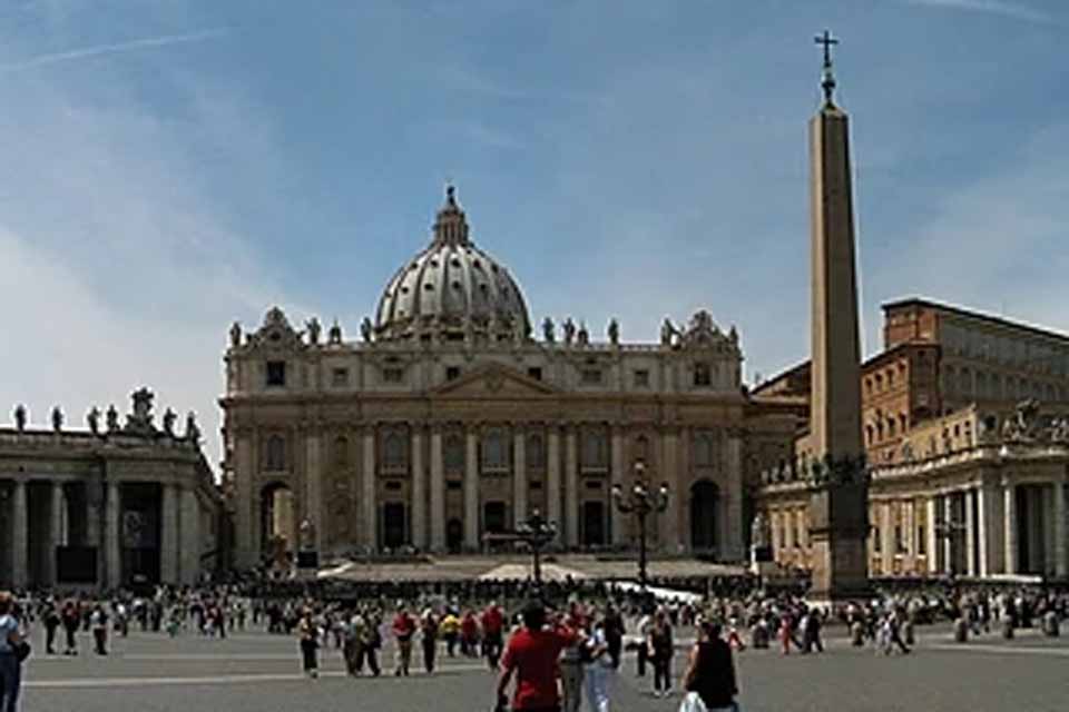 vaticano-pendura-imagem-de-carlo-acutis-e-prepara-canonizacao-do-1o-santo-millennial