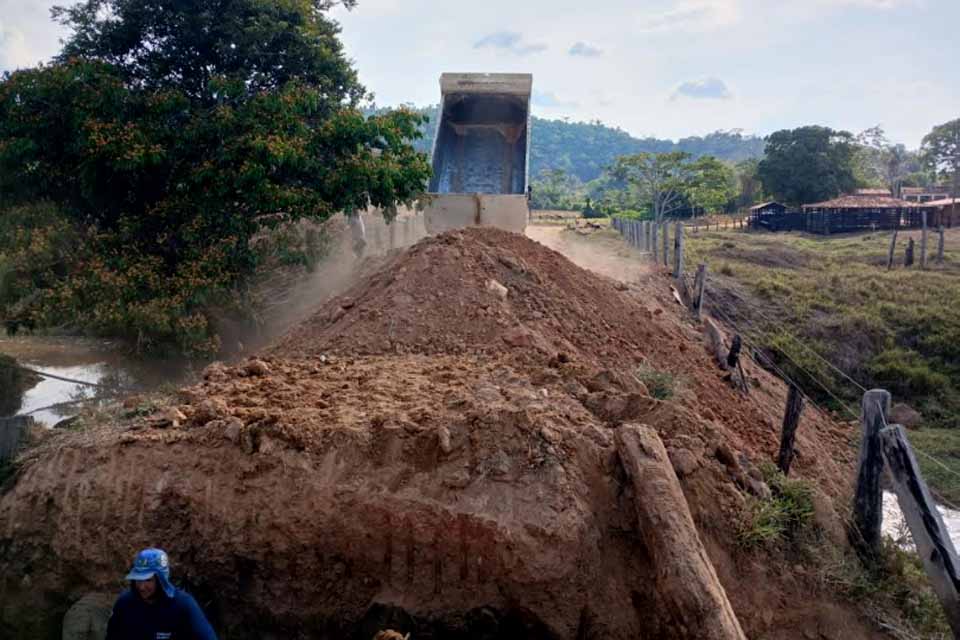prefeitura-substitui-ponte-de-madeira-por-bueiro-no-setor-riachuelo