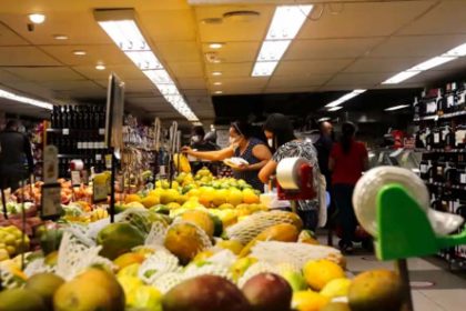 vendas-no-comercio-recuam-0,3%-em-julho-e-caem-pelo-quarto-mes-seguido