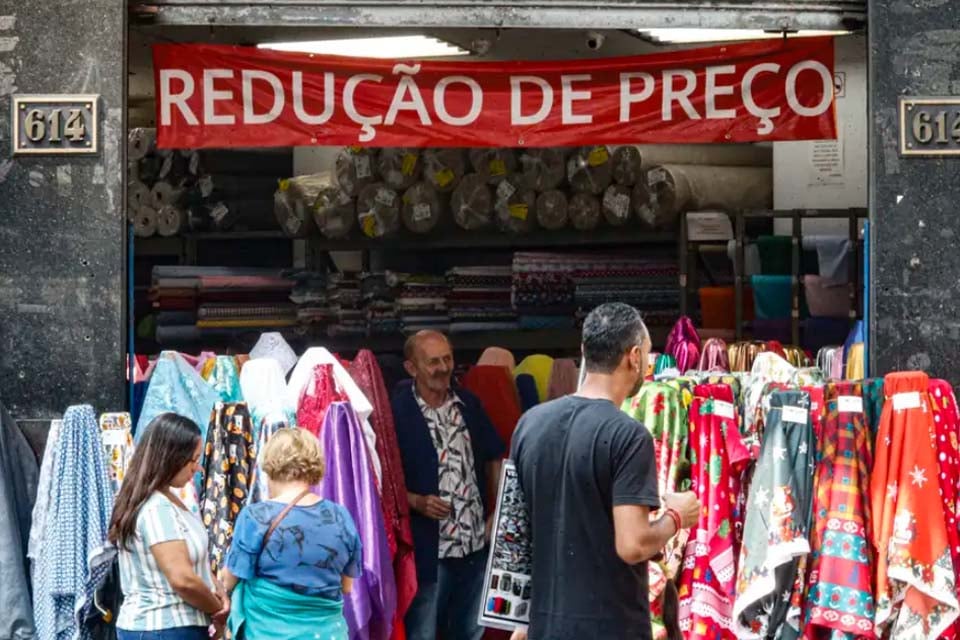 setor-de-servicos-cresce-0,3%-em-julho,-mostra-ibge