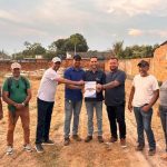 prefeitura-entrega-titulo-definitivo-de-propriedade-a-associacao-de-moradores-do-primavera