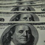 dolar-fecha-em-queda-e-atinge-menor-valor-em-15-meses,-cotado-a-r$-5,35