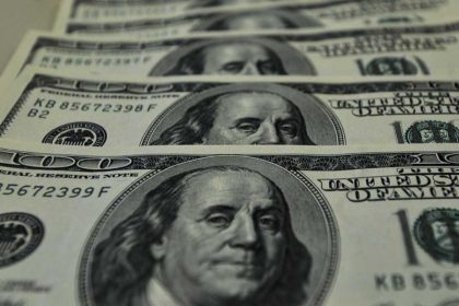 dolar-fecha-em-queda-e-atinge-menor-valor-em-15-meses,-cotado-a-r$-5,35