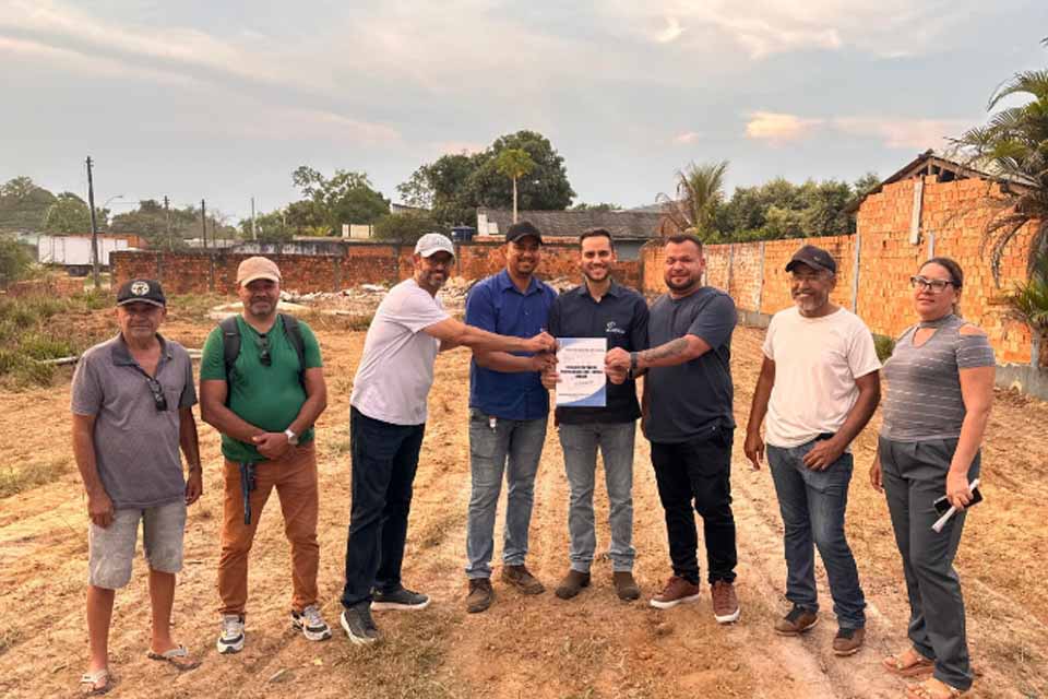 prefeitura-entrega-titulo-definitivo-de-propriedade-a-associacao-de-moradores-do-primavera