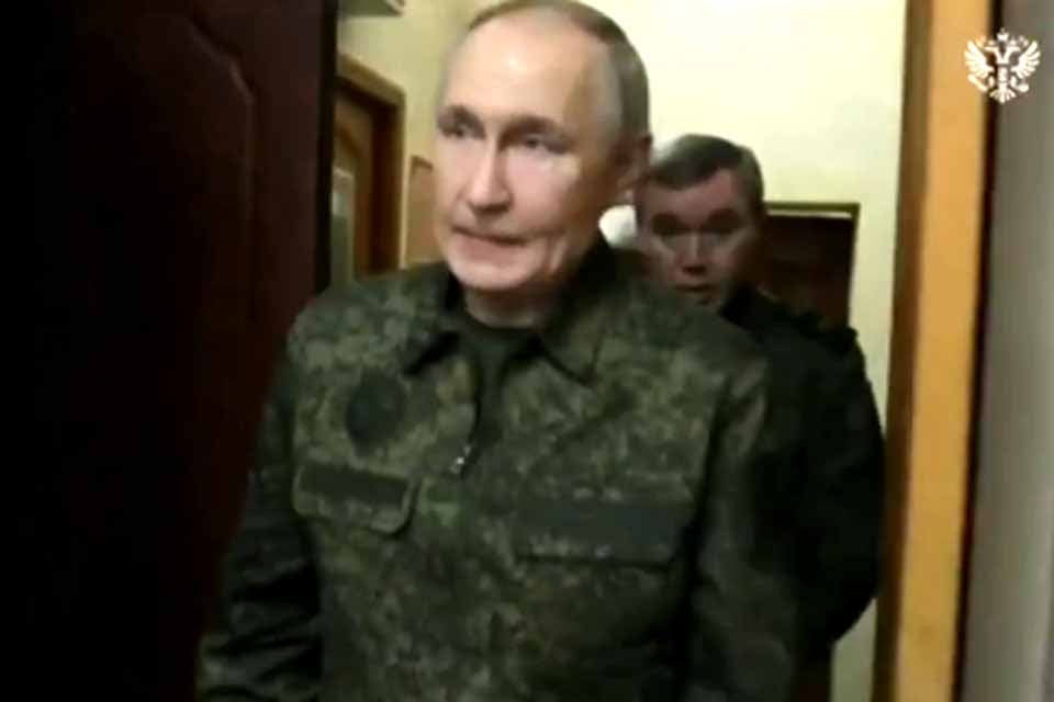 putin-aparece-de-farda-militar-para-observar-exercicios-militares-entre-russia-e-belarus