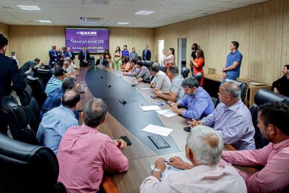 assembleia-legislativa-recebe-comitiva-com-mais-de-20-prefeitos-de-rondonia