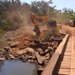 prefeitura-de-jaru-substitui-mais-uma-ponte-de-madeira-por-tubo-armco-na-linha-619