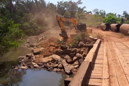 prefeitura-de-jaru-substitui-mais-uma-ponte-de-madeira-por-tubo-armco-na-linha-619