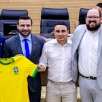 executivo-de-futebol-bruno-costa-recebe-homenagem-na-assembleia-legislativa