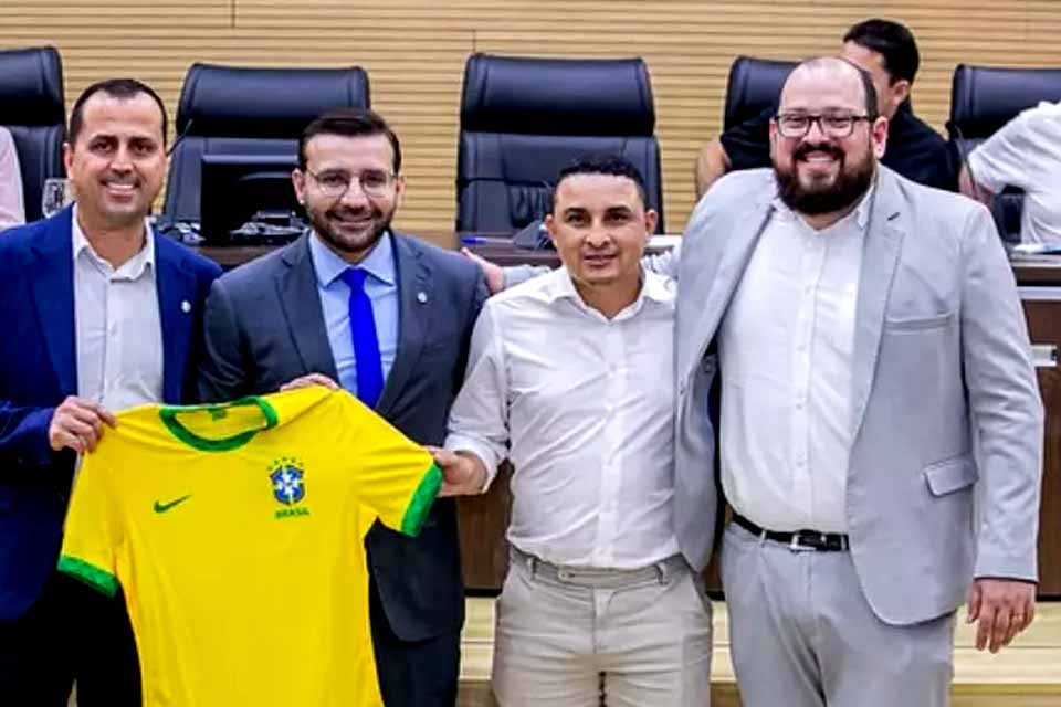 executivo-de-futebol-bruno-costa-recebe-homenagem-na-assembleia-legislativa
